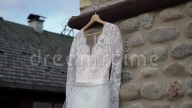 新娘的豪华婚纱。 新娘白色礼服。